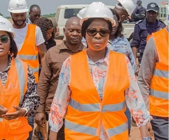 Governadora da Lunda Norte efectua visita de constatação em algumas obras em curso na região