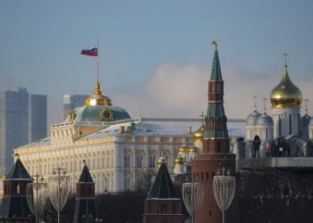 Kiev é cheia de contradições e não contribui para uma solução pacífica do conflito, diz Kremlin