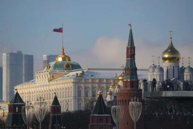 Kiev é cheia de contradições e não contribui para uma solução pacífica do conflito, diz Kremlin