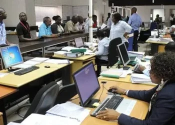 Mulheres ocupam mais de 40 % do universo de 426 mil funcionários públicos