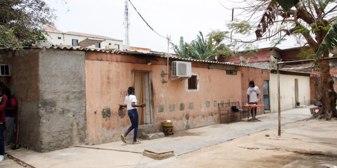 Cidadãos que residem há 40 anos na Escola 17 de Setembro têm até amanhã para abandonar as casas