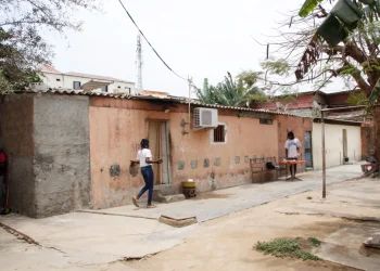 Cidadãos que residem há 40 anos na Escola 17 de Setembro têm até amanhã para abandonar as casas