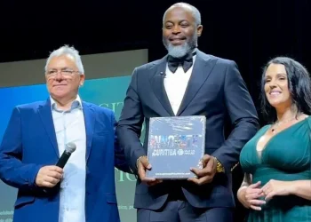 Francisco Destino recebe troféu “Transformation Awards 2025” no Brasil