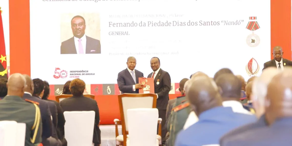 Comandante-Em-Chefe distingue mais de 300 militares pelos serviços prestados à Nação