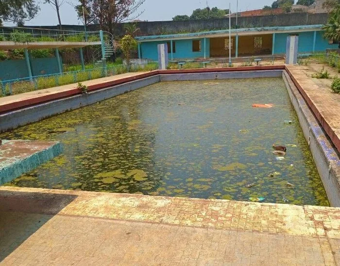 Piscina Olímpica Parque do Uíge em estado elevado de abandono