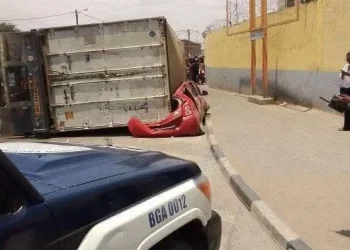 Camião contentorizado em Benguela esmaga viatura ligeira