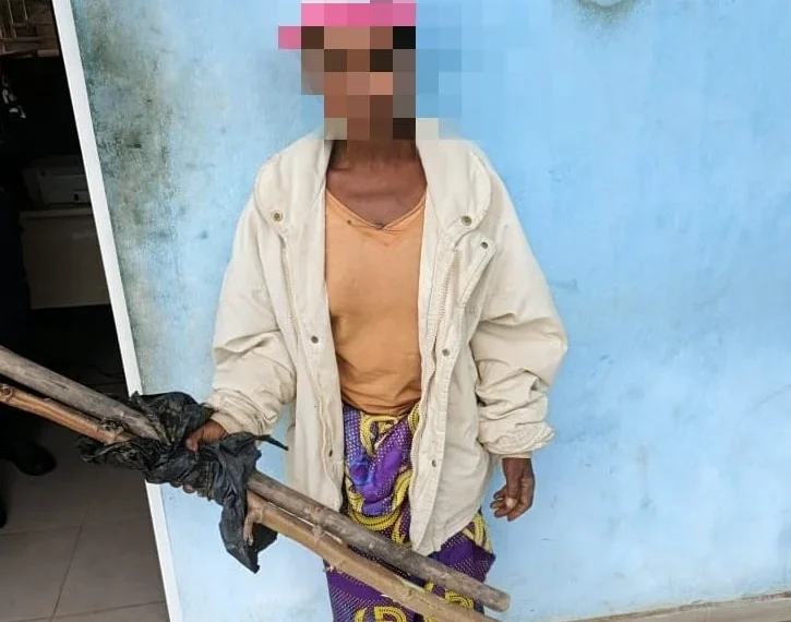 Idosa de 62 anos detida por suposto envolvimento no homicídio da irmã mais velha no Bié
