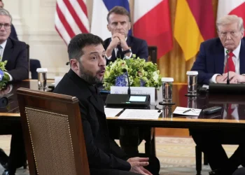 Houve asneiras, gritaria, mapas pelo ar e uma ameaça: ou Zelensky aceita os termos de Putin ou a Rússia “vai destruir” a Ucrânia, diz Trump