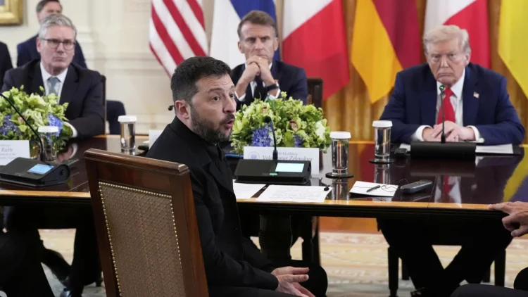 Houve asneiras, gritaria, mapas pelo ar e uma ameaça: ou Zelensky aceita os termos de Putin ou a Rússia “vai destruir” a Ucrânia, diz Trump