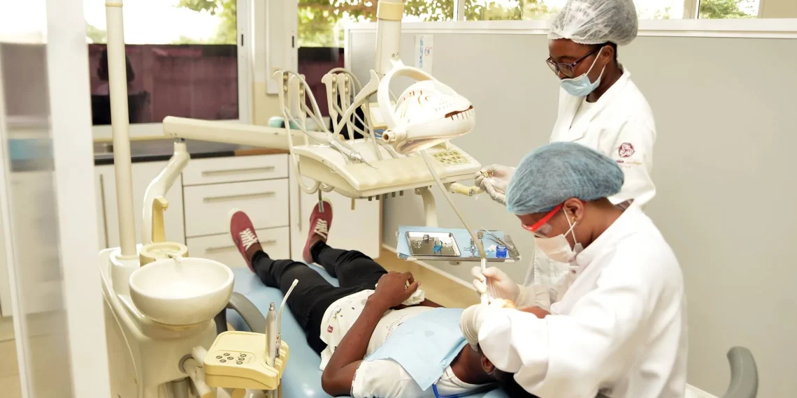 Os médicos dentistas: pilares invisíveis da saúde pública