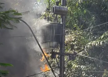 Incêndio no posto de transformação deixa mais de 700 famílias às escuras no bairro Regedoria‎
