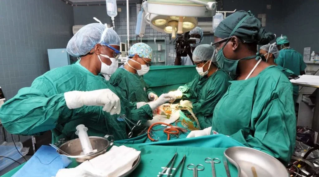 Hospital na Ganda entra na rota das cirurgias complexas e remove megamiomas a paciente