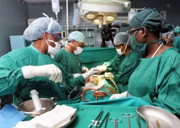 Hospital na Ganda entra na rota das cirurgias complexas e remove megamiomas a paciente