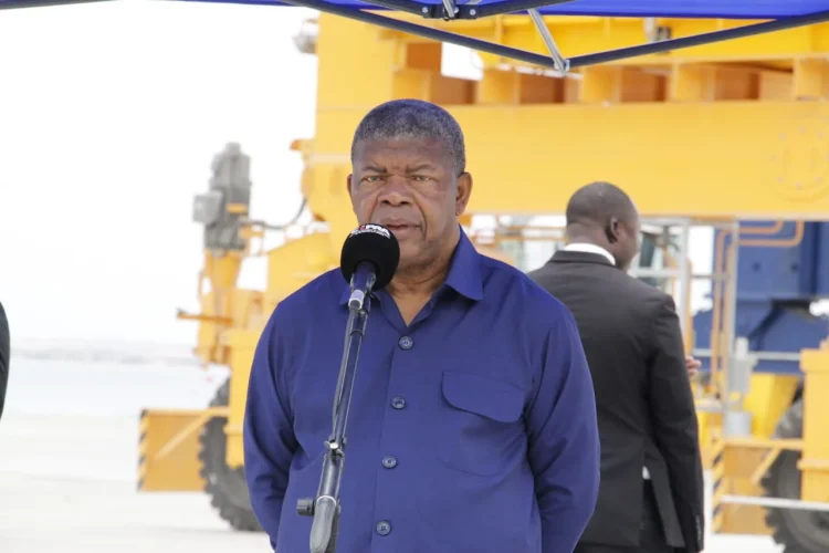 João Lourenço anuncia construção de siderurgia nacional no Namibe