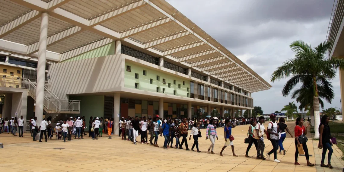 Universidade Agostinho Neto volta ministrar cursos de saúde