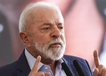 Lula tenta encontro com Trump em meio a tensão regional e tarifaço que afecta relação Brasil-EUA