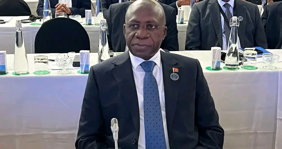 Téte António representa Angola na 22ª Reunião dos Ministros dos Negócios Estrangeiros África