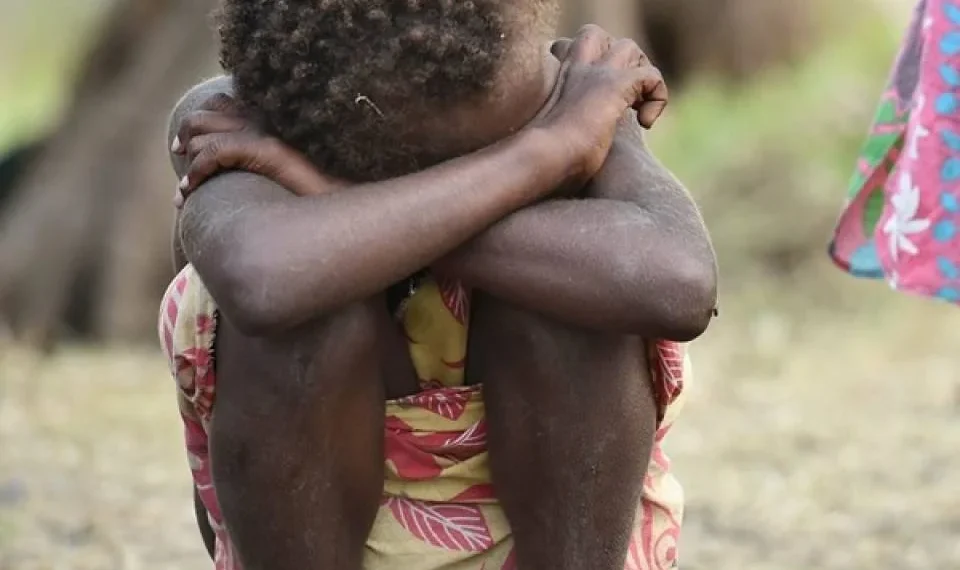 Menor de cinco anos abusada sexualmente por três adultos no Moxico