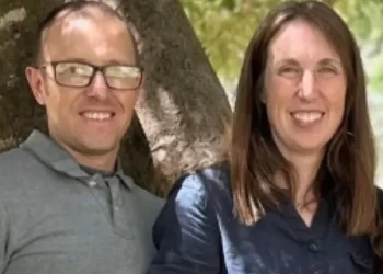 ‎Norte-americana condenada a 24 anos de prisão por mandar matar marido missionário‎