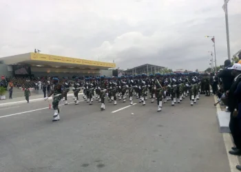 Desfile militar abrilhanta acto central alusivo aos 50 anos de Independência Nacional