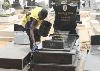 Limpeza de campas e deposição de flores marcam hoje o Dia dos Finados em Angola