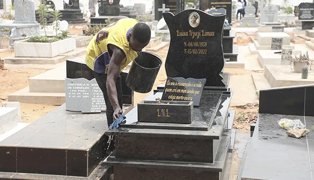Limpeza de campas e deposição de flores marcam hoje o Dia dos Finados em Angola