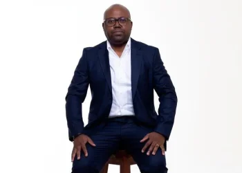 Jornalista Adebayo Vunge lança “Impressões Digitais”
