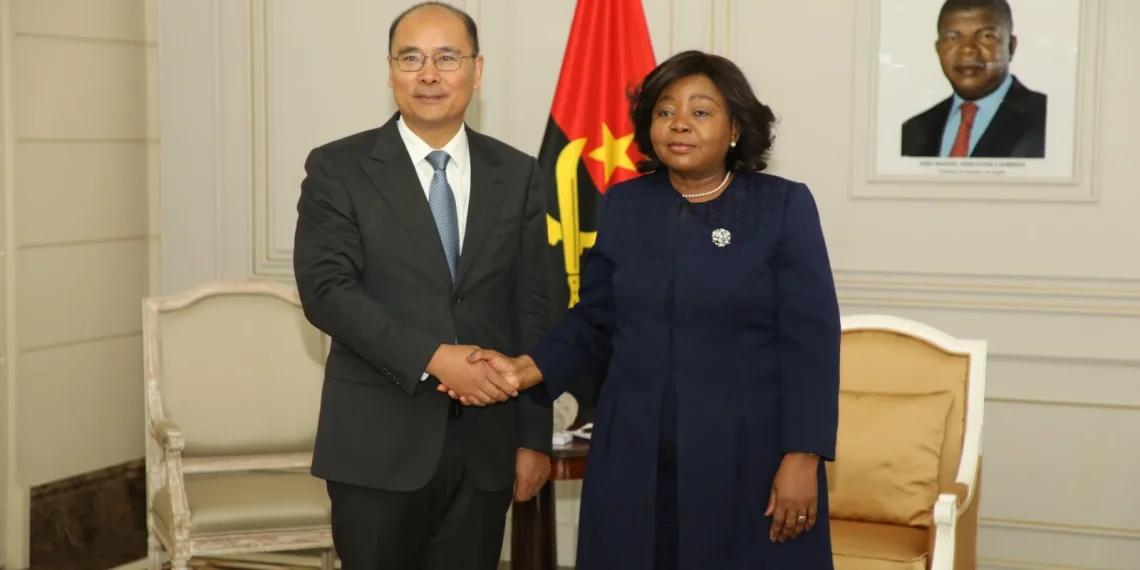 Esperança da Costa e Zhang Bin abordam relações Angola e China