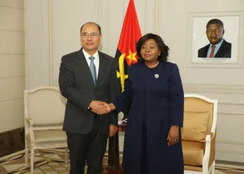 Esperança da Costa e Zhang Bin abordam relações Angola e China
