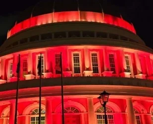 Palácio da Assembleia Nacional iluminado com cores da bandeira nacional