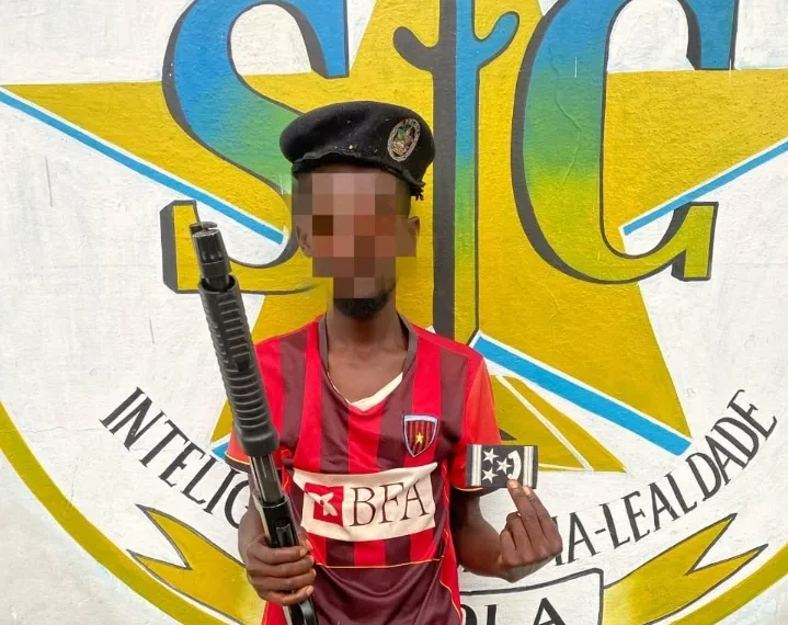 Jovem de 26 anos detido por posse ilegal de arma de fogo e patente de oficial superior