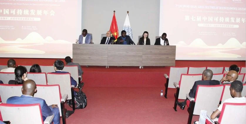 “Nada impede Angola de aprender com a China para caminhar com os próprios pés”, defende académico Alves da Rocha