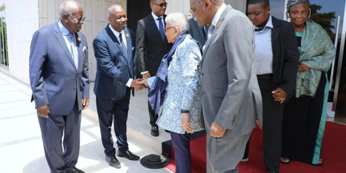 Ex-Presidente da Libéria chega a Luanda para participar da festa dos 50 anos da Dipanda
