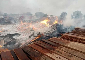 Incêndio no mercado do Kikolo destrói mais de mil toneladas de madeira
