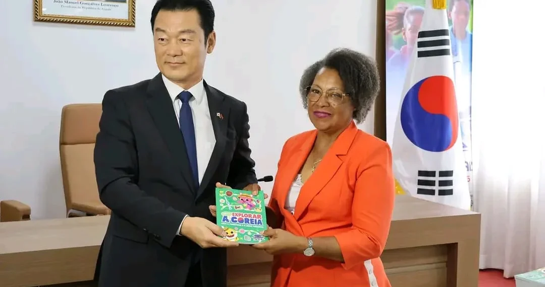 Ministério da Educação recebe mais de mil livros oferecidos pela República da Coreia