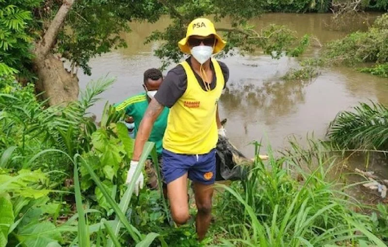 Bombeiros resgatam corpo de criança no rio Luvo