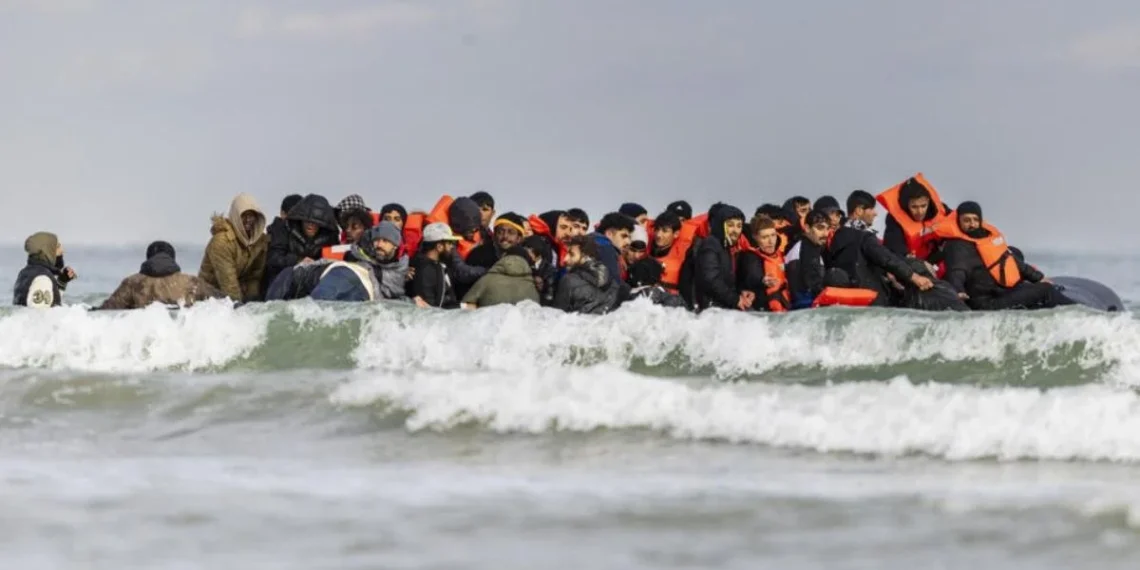 Mais de 700 migrantes atravessaram o Canal da Mancha num único dia