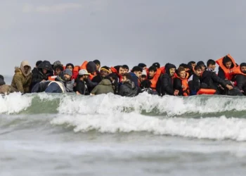 Mais de 700 migrantes atravessaram o Canal da Mancha num único dia