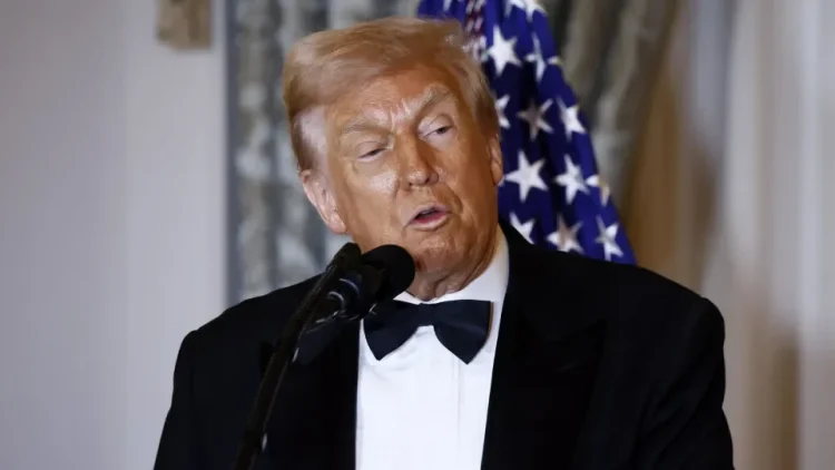Donald Trump acusa os media de “traição” por questionarem a sua saúde