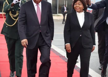 ‎PR a caminho de Abidjan‎