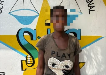 Mãe suspeita de queimar filha com água quente por esta ter derramado fuba de milho