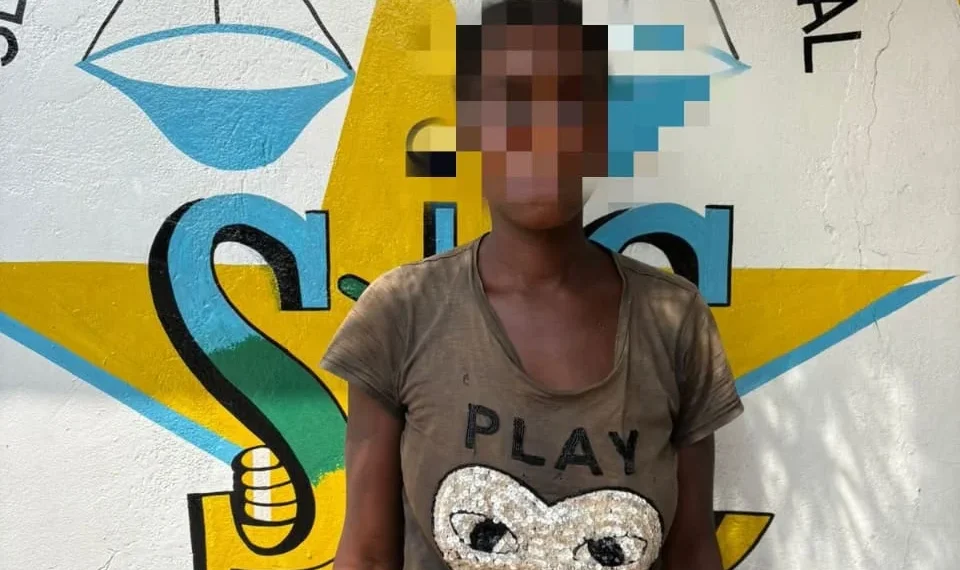 Mãe suspeita de queimar filha com água quente por esta ter derramado fuba de milho