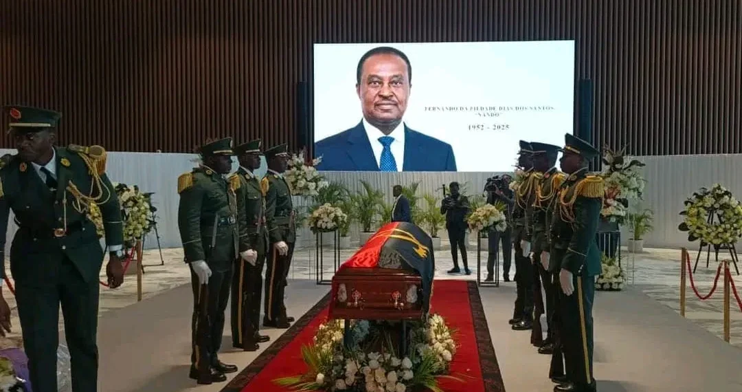 Angola presta homenagem ao antigo presidente da Assembleia Nacional