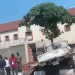Viatura carregada de botijas de gás butano embate contra parede da CCL
