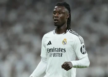 Eduardo Camavinga chega a Luanda