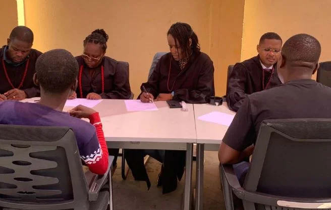 TV Zimbo “seduz” cidadãos com feiras e consulta jurídica em ambiente de aniversário
