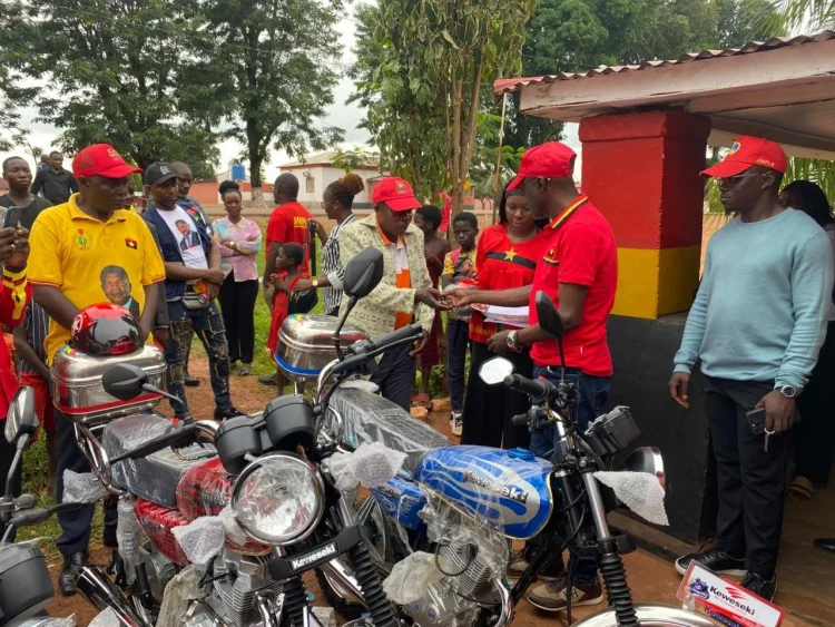 MPLA no Lôvua reforça comités do sector com novos meios rolantes