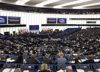 Parlamento Europeu chumba moção de censura à Comissão Europeia