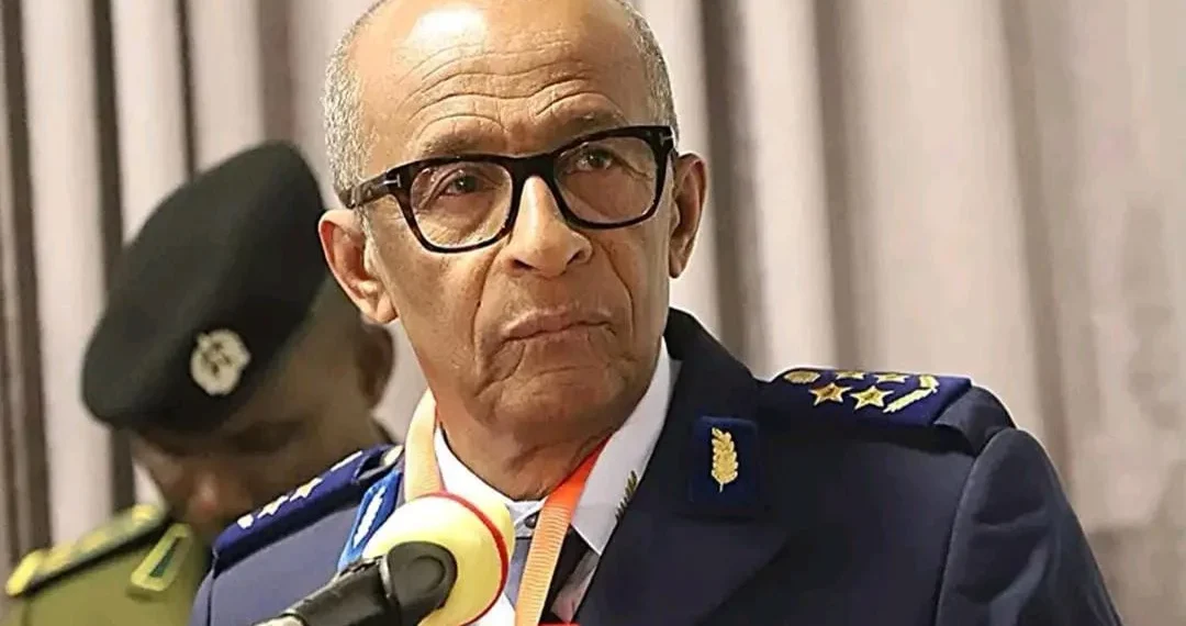 Chefe do Estado maior general felicita Força Aérea Nacional pelo 50.º aniversário