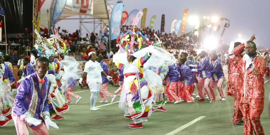 Batucadas do Carnaval nas agremiações agitam Luanda e atraem munícipes